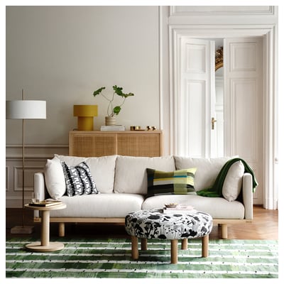STOCKHOLM 2025 beiges Sofa: minimalistisches Design mit Holzrahmen, gepolsterten Sitzgelegenheiten und neutralen Tönen für einen gemütlichen, modernen Look.