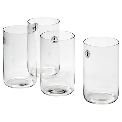 Minimalistische skandinavische Gläser in verschiedenen Höhen.