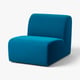 Ein modernes blaues STOCKHOLM 2025 Stoffsofa. Sein Design ist minimalistisch mit geometrischen Formen und sorgt für Komfort und Langlebigkeit.