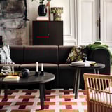 Wendeteppich aus Wolle mit großem geometrischem Muster, wärmt den Raum, passt zum Sofa.