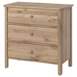 STOREMOLLAs Kommode aus Holz in natürlicher Ausführung mit drei Schubladen. Abgerundete Kanten und gusseiserne Knöpfe unterstreichen den rustikalen Stil.