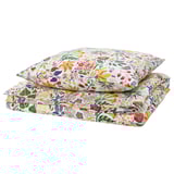 Florales Bettbezug-Set mit Blattmustern. Weißlicher Hintergrund, bunte Blumenmuster. Hergestellt aus Baumwolle für Textur und Komfort.