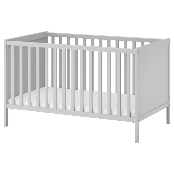 SUNDVIK weißes Babybett, Holzrahmen, vierseitig, inklusive Matratzenbasis.