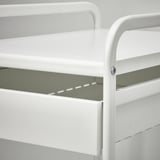 Regal aus weißem Metall, robuste Ausführung, mehrere Einlegeböden, klare Linien.