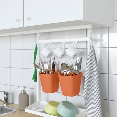 Alt: leuchtend orangefarbener quadratischer SUNNERSTA Kunststoffbehälter.