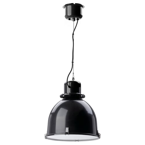 Eine SVARTNORA Pendelleuchte in Schwarz. Sein industrielles Design besteht aus einem Stahlschirm und einem Diffusor aus Acryl, die an einer Edelstahlkette aufgehängt sind.