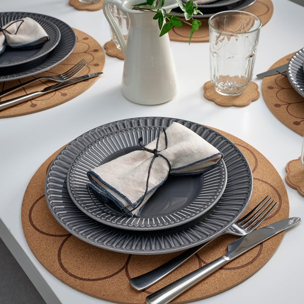 Eleganter Tisch mit SVARTVIDE-Tischsets und -Tellern mit Shibori-inspiriertem Design, das den Tisch schützt und den Lärm reduziert.