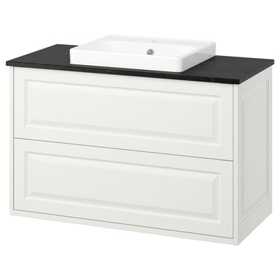 Wand montierter weißer TÄNNFORSEN-Schrank mit 3 Schubladen, schwarzer Decke und rechteckigem Waschbecken.