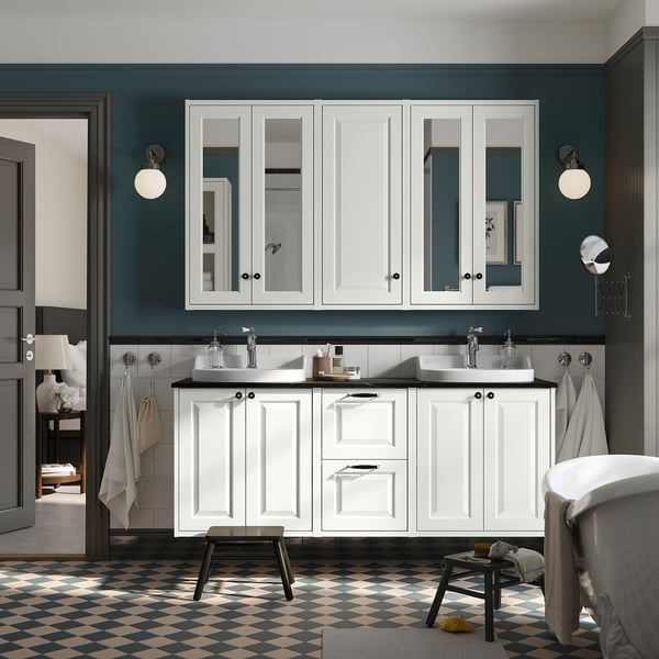 Modernes Badezimmer mit TÄNNFORSEN-Waschtisch, Doppelwaschbecken, dunklen blaugrünen Wänden, kariertem Boden und Wandleuchten.