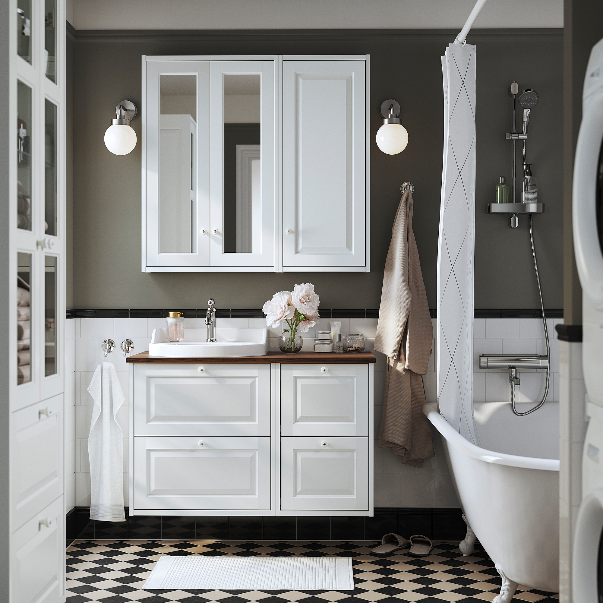 Schwarz-weißes Badezimmer mit TÄNNFORSEN-Waschtisch, Klauenfußwanne und kariertem Boden.