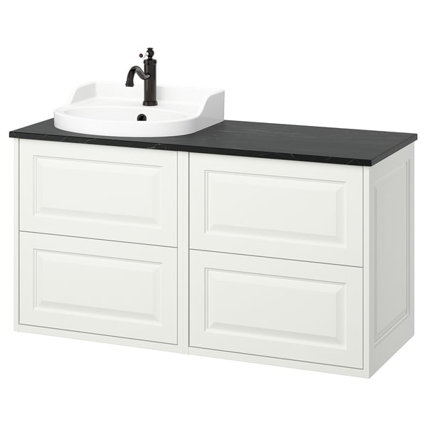 Ein weißer Waschtisch von TÄNNFORSEN mit schwarzer Arbeitsplatte und Waschbecken. Es hat ein klassisches Design mit abgeschrägten Paneelen und bietet viel Stauraum.