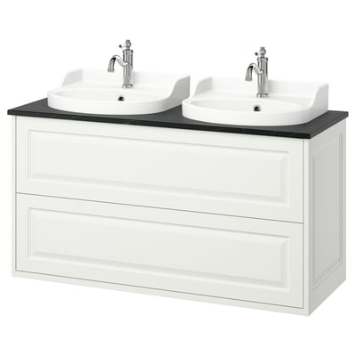 Der Waschtisch TÄNNFORSEN ist ein weißer Wandschrank mit zwei Waschbecken und verchromten Armaturen, der ein klassisches und klares Design bietet.