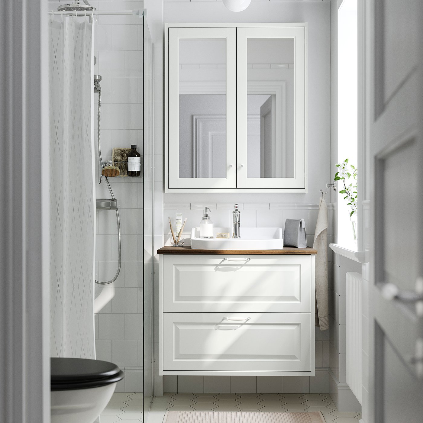 Weißer Waschtisch TÄNNFORSEN mit Waschbecken, Holztheke, Spiegelschrank, helles Badezimmer.