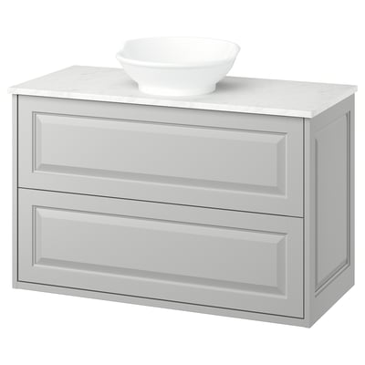 Moderner, hellgrauer wandmontierter Badezimmerschrank mit Marmorarbeitsplatte und weißem Waschbecken. Sauberes, minimalistisches Design mit zwei Schubladen.