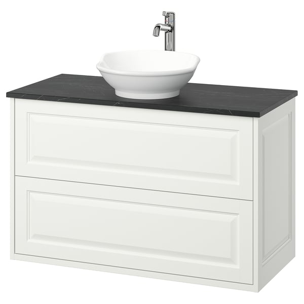 Weißer Waschtisch TÄNNFORSEN, schlanke schwarze Arbeitsplatte, rundes Waschbecken, Wandmontage mit klassischen Details.