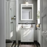 Kleiner weißer Waschtisch TÄNNFORSEN im Badezimmer mit Waschbecken, Spiegel und Dusche.