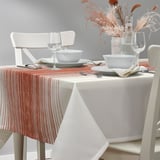 Orange/weiß gestreifte Tischdecke, recyceltes Polyester, bedeckt den Tisch mit weißem Geschirr, Gläsern, Blumen und Stühlen.