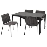 Schwarzer quadratischer Outdoor-Tisch mit vier passenden Korbstühlen. Modernes, minimalistisches Design mit Metallbeinen.