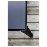 Nahaufnahme des TEGELÖN Tischbeins: schlankes, schwarzes Aluminium, Outdoor-Design.