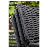 Dunkelgrauer Outdoor-Stuhl aus nächster Nähe mit gewebter Seilstruktur. Metallrahmen darunter.