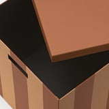 Braune TJENA Aufbewahrungsbox mit schwarzem Innenleben in stabiler Kartonqualität.