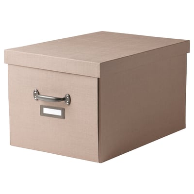 Eine TJOG-Aufbewahrungsbox in Beige mit Deckel, Metallgriff und Etikettenhalter, ideal zum Organisieren verschiedener Gegenstände.
