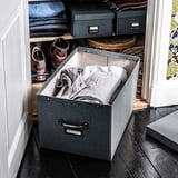 Aufbewahrungsbox TJOG in grau mit Griffen, aus recycelter Pappe, ideal für größere Gegenstände.