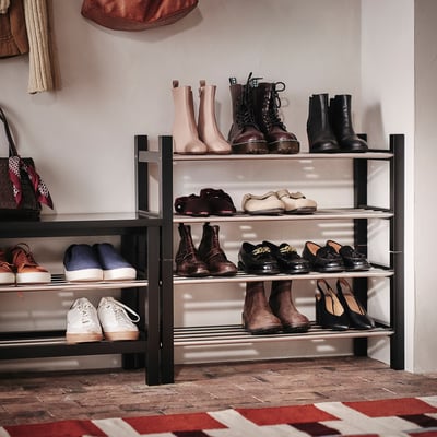 Schwarze Schuhregale