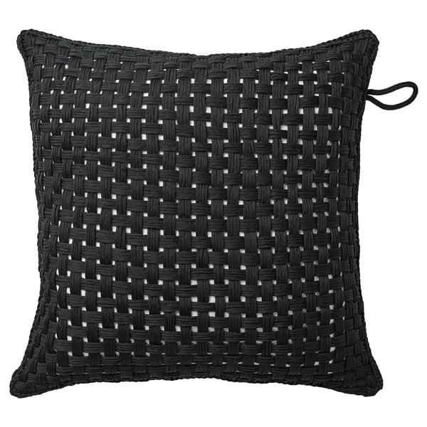 Schwarzes, quadratisches Outdoor-Kissen mit gewebtem Muster und Schlaufe.
