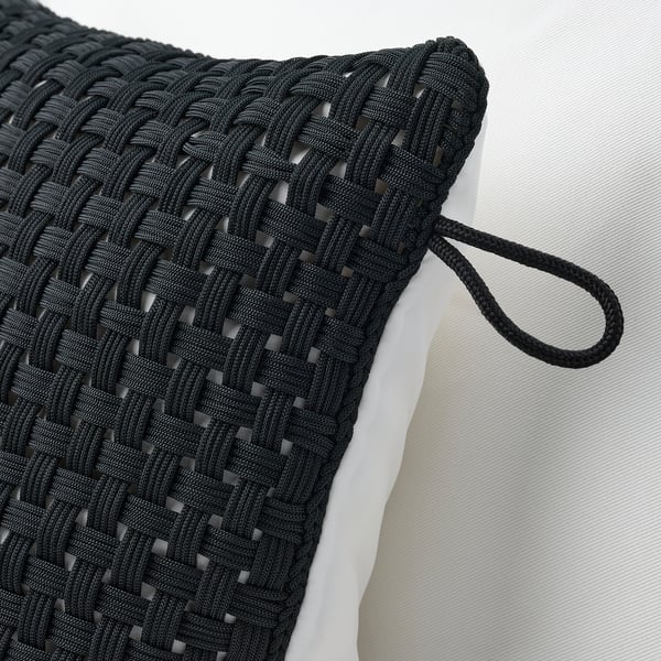 Schwarzes, handgewebtes Outdoor-Kissen mit kompliziertem Gewebe und strapazierfähiger Schlaufe.