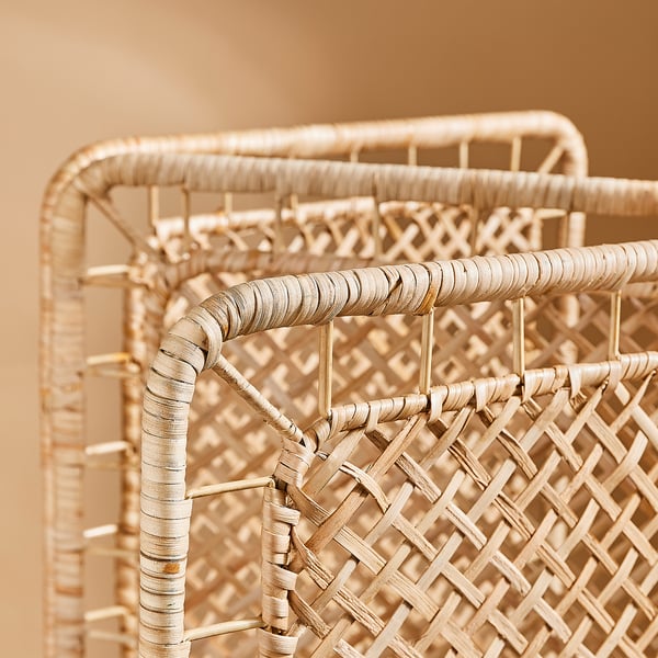 Handgeflochtener Rattan-Raumteiler mit kompliziertem Gittermuster, das natürliche Textur und Handwerkskunst zeigt.