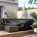 Hinterhofterrasse mit TOSTERÖ-Abdeckung. Es schützt Möbel vor Regen, Sonne, Schmutz und Staub. Schwarzer Bezug auf Korbcouch in der Nähe von Wand und Pflanzen.