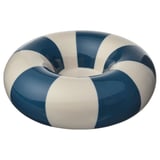 Blau-weiß gestreifter torusförmiger Teelichthalter, Steinzeug.