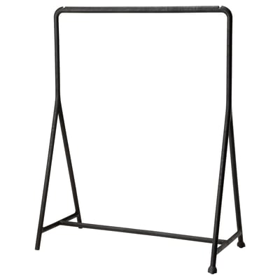 Zeigt einen TURBO-Kleiderständer aus schwarzem Metall mit minimalistischem Design, einem stabilen A-Rahmen-Sockel und Rollen für eine einfache Bewegung.