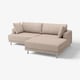 Modernes, beiges Ecksofa mit gestreiftem Stoff, Chrombeinen und bequemen Kissen.