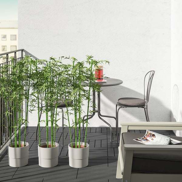 Kleine, weiße, quadratische UTLÄNGAN-Balkonterrasse, die sich gut unter einen niedrigen Metalltisch und Stühle einfügt.
