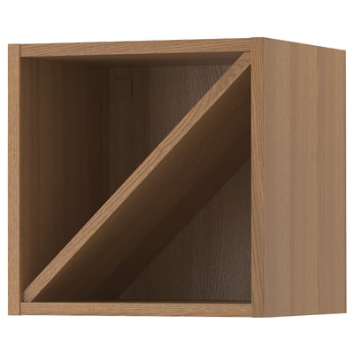 Ein offener VADHOLMA Holzschrank in Braun, der für die Aufbewahrung von Flaschen mit einem diagonalen Regal für einen einfachen Zugang konzipiert ist.