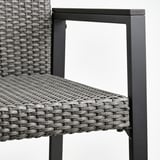 Moderner Outdoor-Stuhl, Nahaufnahme. Robustes schwarzes Korbgeflecht auf robustem Metallrahmen, gebaut für Komfort und Langlebigkeit.
