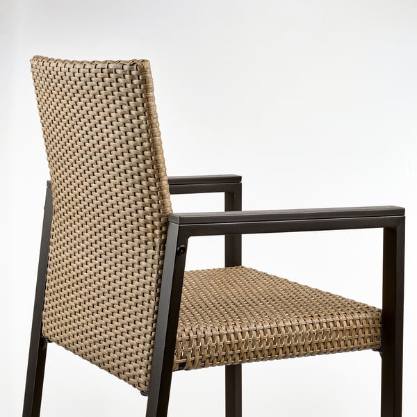 Moderner Outdoor-Stuhl mit geflochtener Sitzfläche und Rückenlehne, schwarzem Metallgestell. Komfortabel und langlebig für den Langzeitgebrauch.