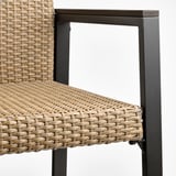Nahaufnahme eines geflochtenen Outdoor-Stuhls mit geflochtenem Sitz und Rückenlehne, stabilem schwarzem Metallrahmen.