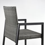 Moderner Outdoor-Stuhl mit grau geflochtener Sitzfläche/Rückenlehne, schwarzem Metallgestell, Armlehnen.