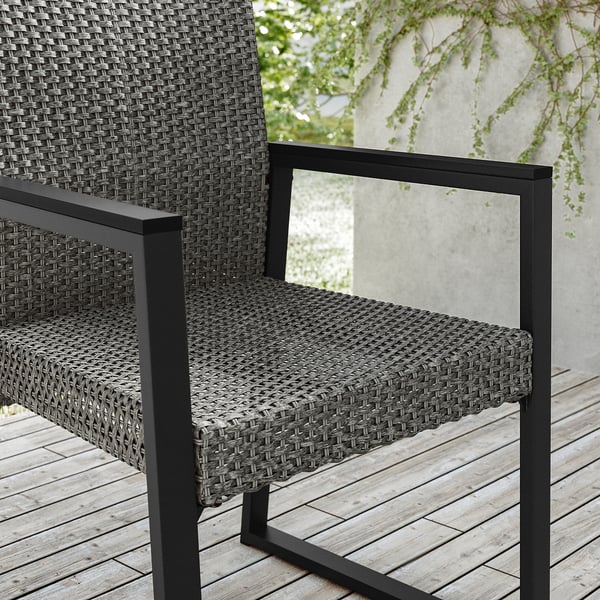 VÄRMANSÖ Stuhl: modernes Korbdesign, schwarz/silber, Metall & Kunststoff, gebogene Rückenlehne, Verwendung im Freien.