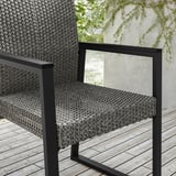 VÄRMANSÖ Stuhl: modernes Korbdesign, schwarz/silber, Metall & Kunststoff, gebogene Rückenlehne, Verwendung im Freien.