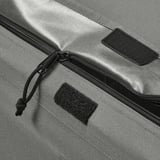 Nahaufnahme des strapazierfähigen, grauen Reißverschlusses der VÄTTERSÖ Aufbewahrungsbox. Velcro- und Zugkordel-Details sichtbar. Starkes, wasserdichtes Gewebe.