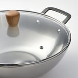 Wok aus Edelstahl mit Deckel und Holzgriffen.