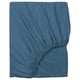 Das VÅRVIAL Spannbetttuch aus blauem Baumwolljersey, weich und warm, elastische Ecken für eine perfekte Passform auf dicken Matratzen.