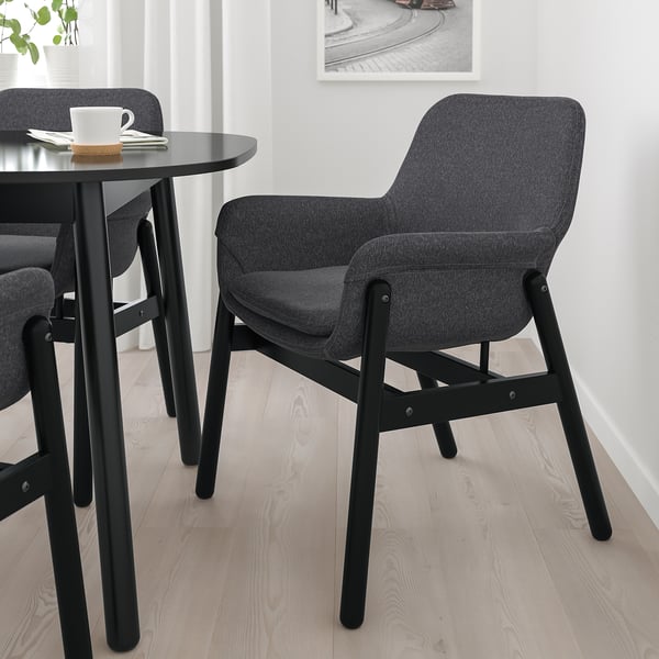 Moderne Esseinrichtung mit VEDBO-Stuhl, Tisch, Becher und Serviette.
