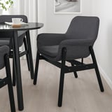 Moderne Esseinrichtung mit VEDBO-Stuhl, Tisch, Becher und Serviette.