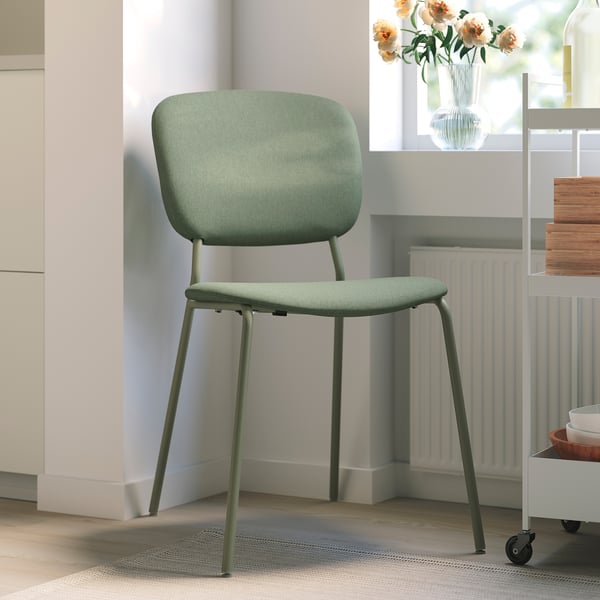 VIHALS Stuhl in Hellgrün. Moderne, gepolsterte Sitz-/Rückenlehne, vierbeiniges Design. Kleiner als nahegelegene Gerichte, größer als Blumen.