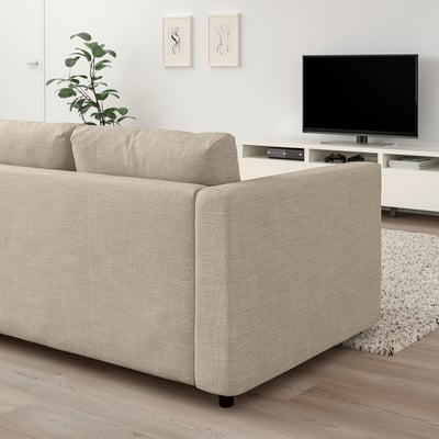 Modernes Wohnzimmer mit VIMLE beige beige Sofa, Flachbildfernseher auf dem Ständer, Pflanze und abstrakter Kunst.